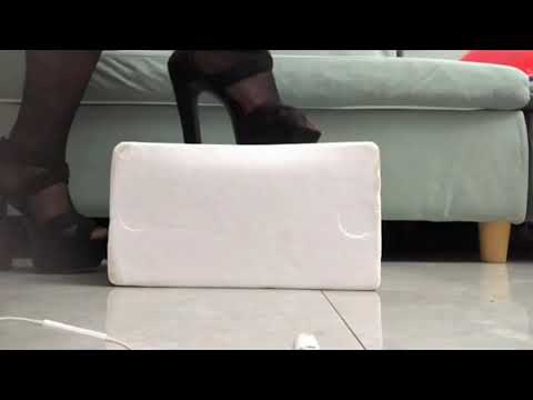 👠This is a white foam box.