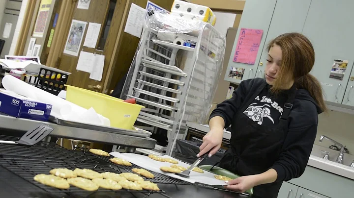 Reuther culinary students bake for Roosevelt celeb...