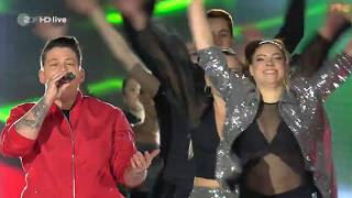 Kerstin Ott - Regenbogenfarben - Silvester 2019 am Brandenburger Tor (Willkommen 2020)
