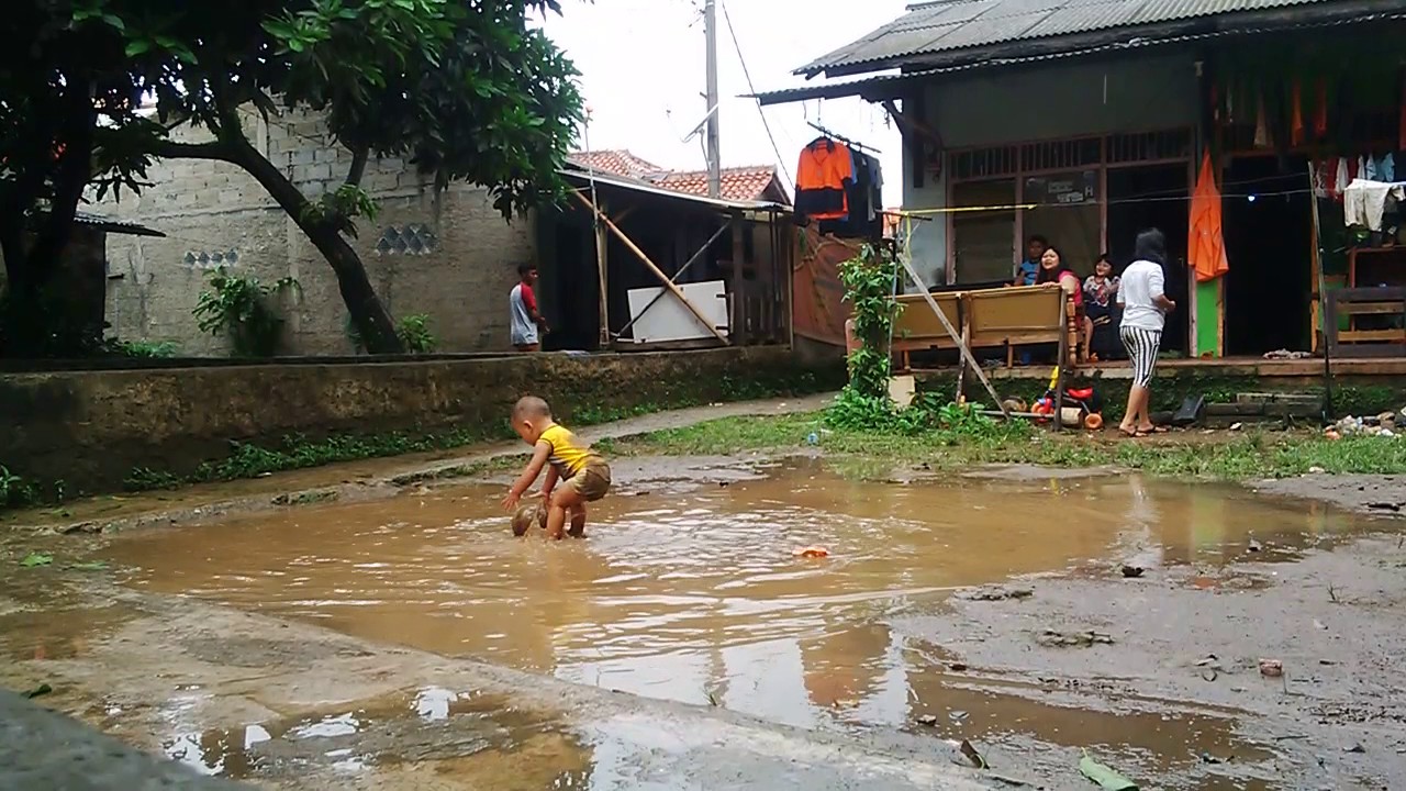 Anak balita  kuat mandi  hujan  YouTube