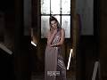 Kalinda Beige. O rochie care definește rafinamentul modern – lungă, elegantă și senzuală.