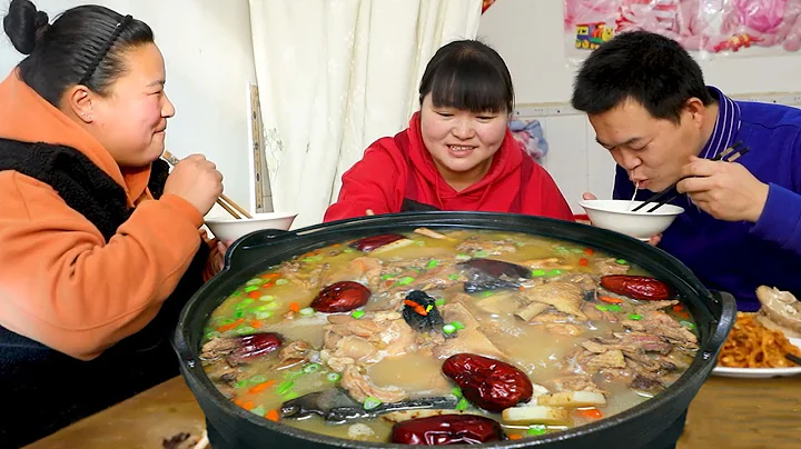 Sister Xia uses gastrodia elata to stew chicken soup