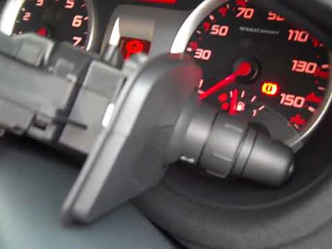 me [petey] changing light/indicator stalk on my clio 197 french electrics eh !!!