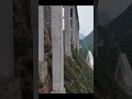 貴州建橋真是讓人膽戰心驚，一個個橋墩看似危險實着一點也不安全的建築山體斜坡出，網友調侃沒有兩把刷子都