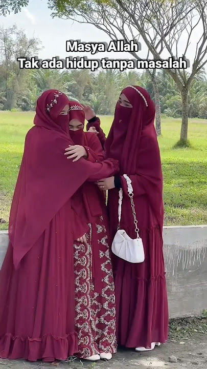 Masya Allah ukhti lagi sedih dan dihampiri sahabatnya, ukhti bercadar