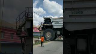 😱huge truck going on normal road#shorts #construction #caterpillarequipment #viral #truck#hitachi