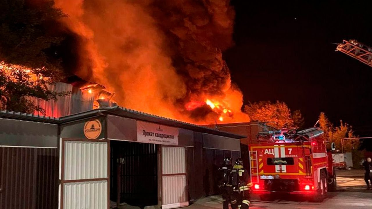 Гигантский пожар на складе лакокрасочных изделий в подмосковном Видном