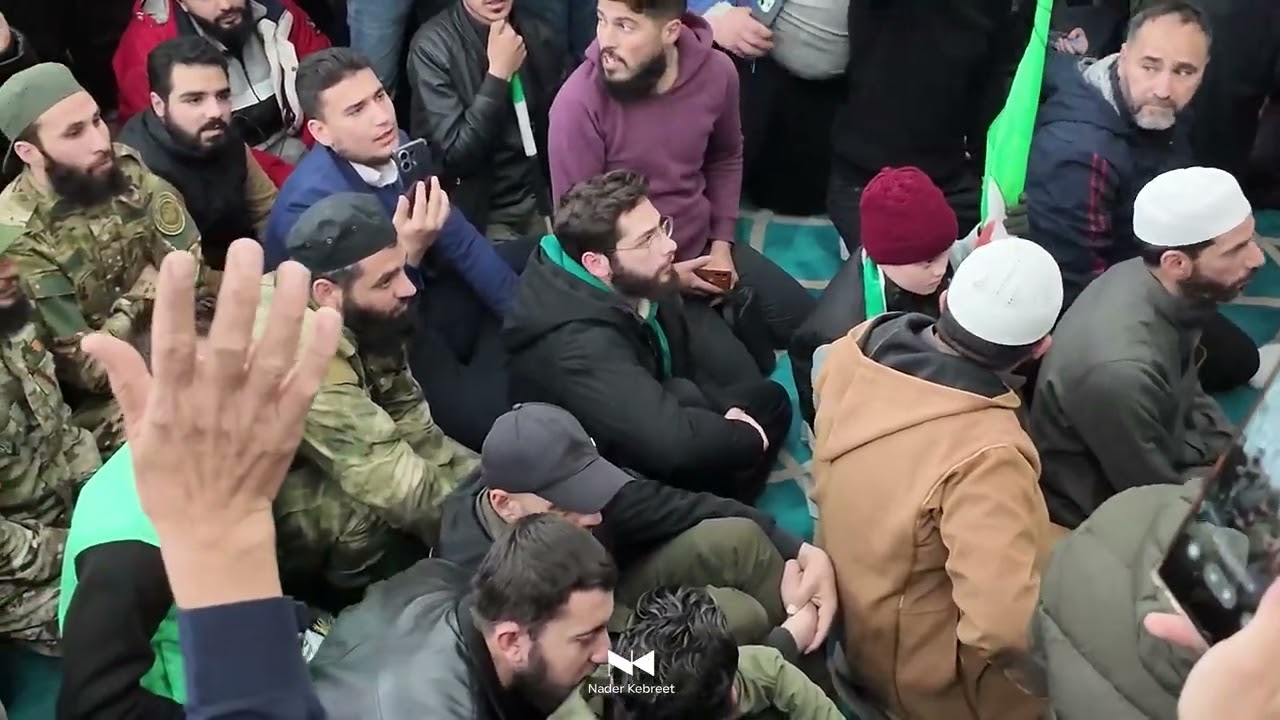 انشودة نحن من يروي اللواء | إنشاد عناصر وزارة الدفاع ومشايخ حمص مع المصلين في صلاة الفجر - مسجد خالد