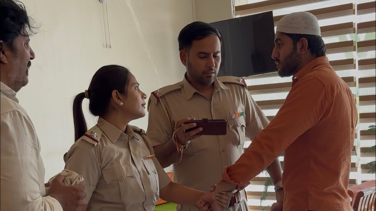 पुलिस का नया रूप मुज़रिम के साथ 