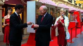 Посол США в России John Beyrle на акции 125 лет Coca-Cola в ГУМе