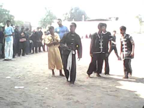 فريق كونغ فو الحديدة عرض عطف الحديد مع أكل الزجاج