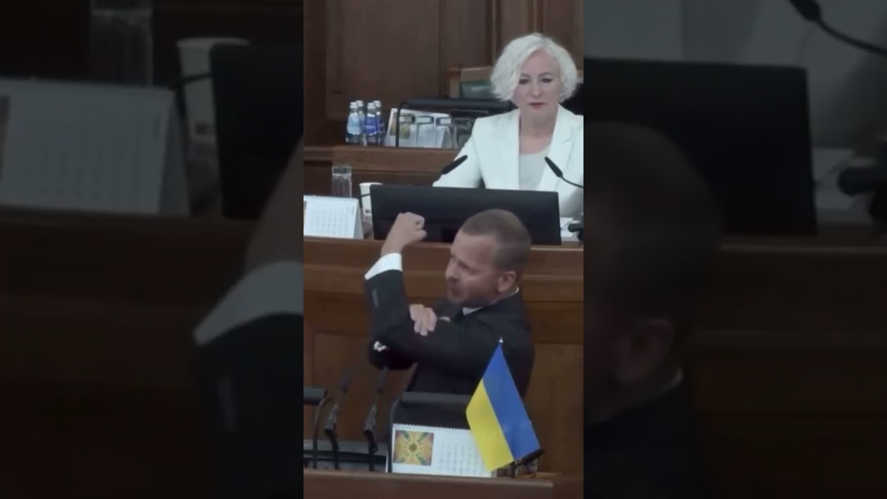 Latvijos Saeimos deputatas tribūnoje rodė nepadorų gestą: po skandalo užtarėjų atsirado Rusijoje