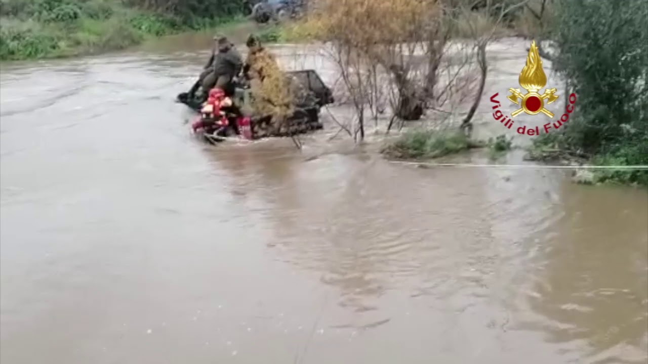 Ozieri. Tentano di attraversare un corso d'acqua con un fuoristrada