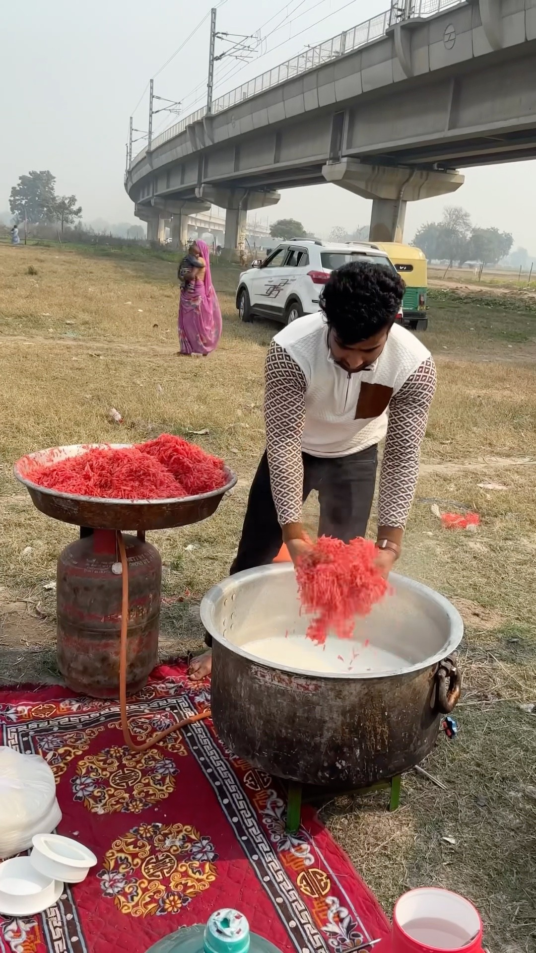 मजबूरी मैं हमेशा साथ रहूँगा ??#humanity #respect #helping #trending #viralvideo #youtubeshorts