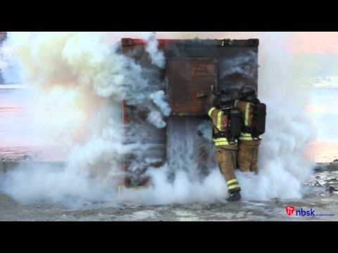 Video: Brannkulen Brente Håret På Kvinnens Hode, Og Da Kom Mennene I Svart Til Henne - Alternativ Visning