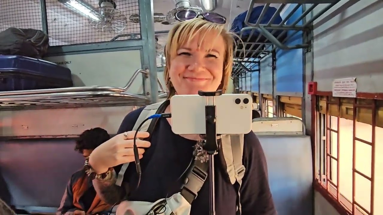 Поезд из Гоа в Гокарну. Весёлый коллектив. Муж меня променял на троих молодых.