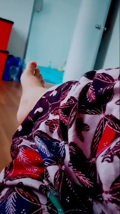 Pake sarung batik saat jelang tidur di kamar.