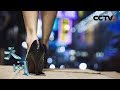 《天网》“她”的背影：超市出纳被害 监控里粉衣女子为何最后变成男人 | CCTV社会与法