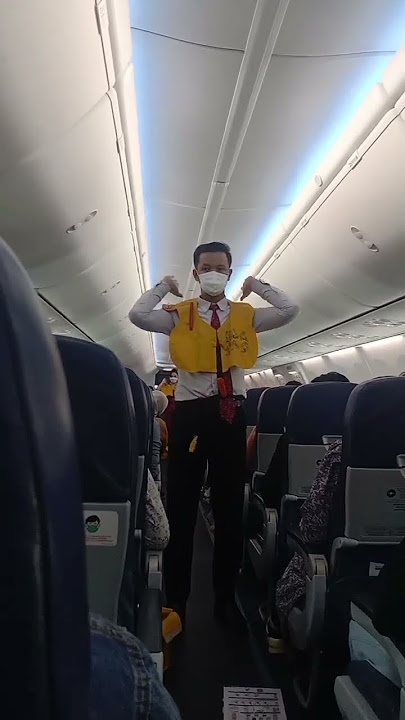 Inilah Cara Pramugara Mendemo Safety Flight Sebelum Pesawat Lepas Landas