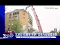 北濱街「軟腳樓」開拆! 住家內部牆壁崩裂｜TVBS新聞 @TVBSNEWS01