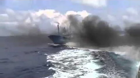 Japanese coastguard hit Chinese fishing boat at Diaoyu Island Video 5-钓鱼岛撞船录像全版6/5 - DayDayNews