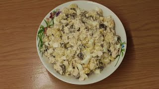 Простой и вкусный  Салат с ананасом, курицей и грибами приготовьте на Новый год.