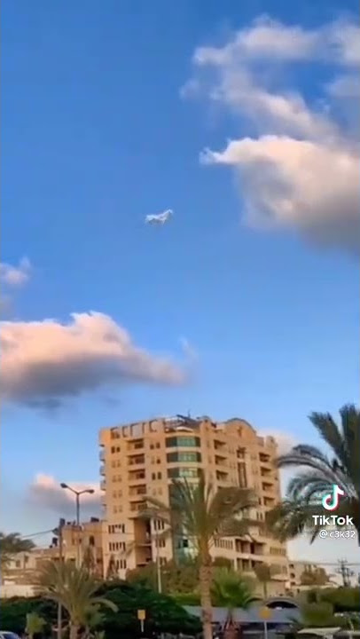 penampakan seekor kuda melintas di langit 😱