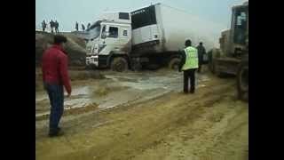 Спасение фуры из грязевого плена.(, 2012-05-01T10:36:34.000Z)