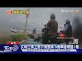 中科路橋「骨牌式追撞」!女停車撿手機 騎士翻跟斗滾落地｜TVBS新聞 @TVBSNEWS01