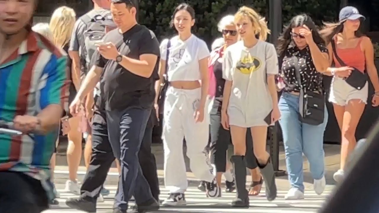 TWICE seen out for some shopping in NYC! #twice #dahyun #nayeon #sana #jihyo #chaeyoung #mina