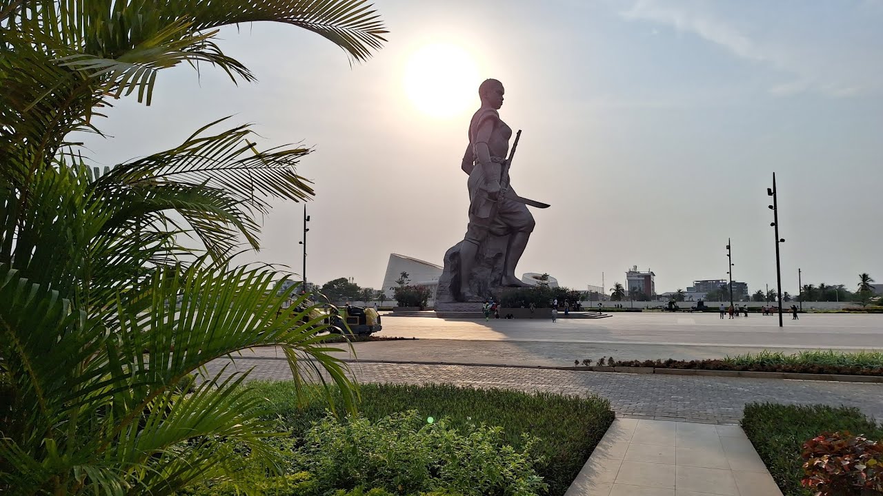 BÉNIN 🇧🇯 | LES LUXUEUSES TOILETTES DE LA PLACE DE L'AMAZONE 😍