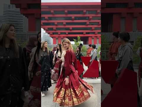 Russian Girl Wearing Chinese Traditional Clothes At China Pavilion Shanghai Expo 马面裙 汉服 中国馆