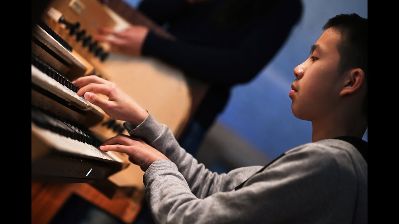 12-Jähriger spielt Bachs Toccata auf der Orgel