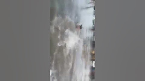 #احد الشباب يقوم بلسباحه في احد تقاطعات مدينة الصدر وذالك بسبب الفيضانات