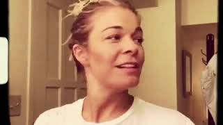 Leeann Rimes showing us how she does her makeup before a show.