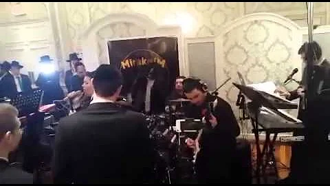 Chesky Schwartz with the mirackdim orchestra live ...