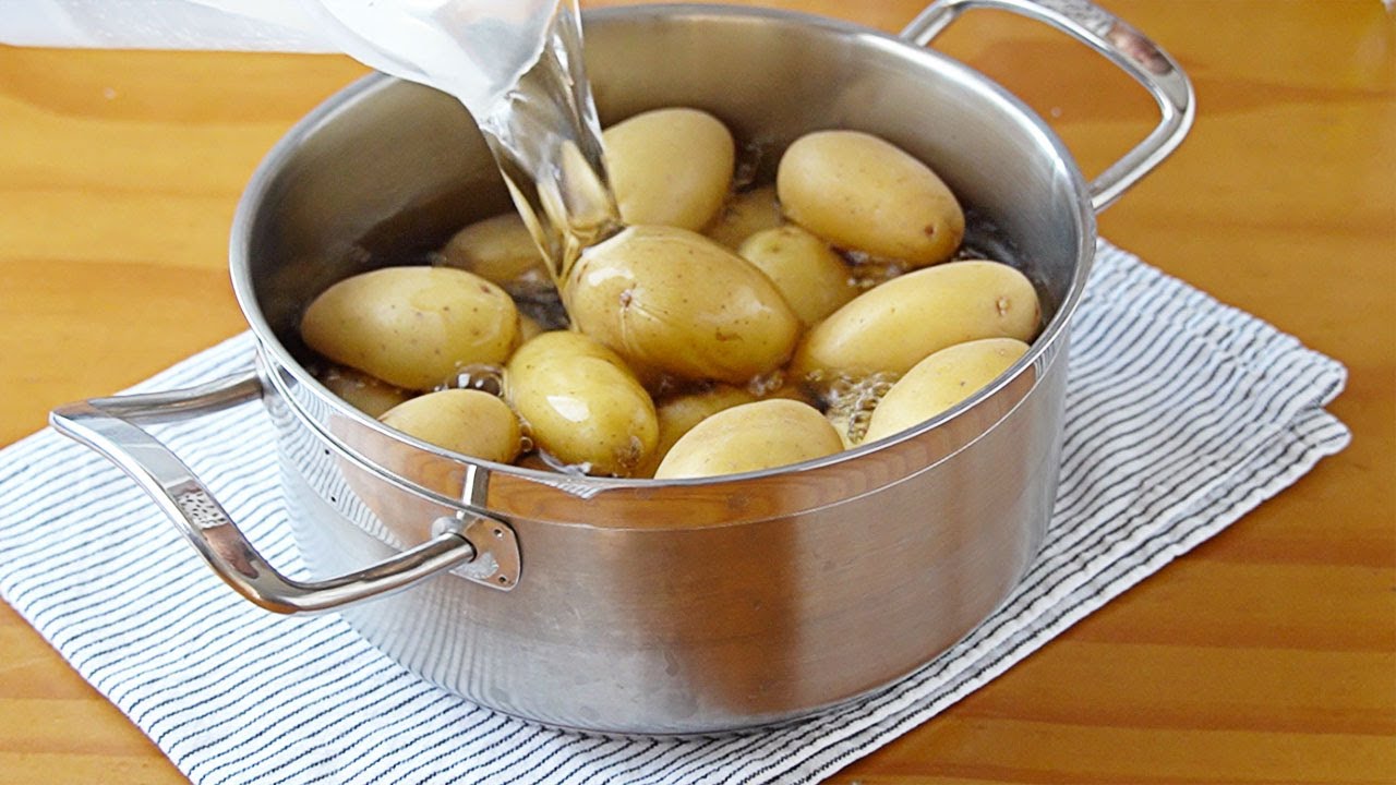 5 mejores ensaladas de patata de verano. Ensaladas de patata cocida. Ensalada de patata Alemana.