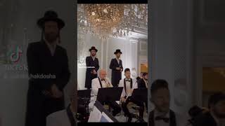 Yaakov Shwekey singing at a wedding last night
