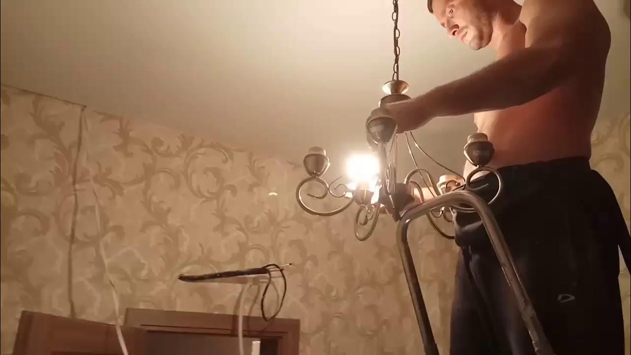 Человек вешает люстру. Электрик вешает люстру. Опытный электрик светильник. Установка люстры москва. Установка люстры москва.