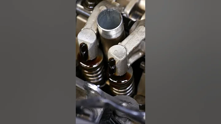 Engine Oil Flowing Cylinder Head. Valves  #shorts #mechanic #oil