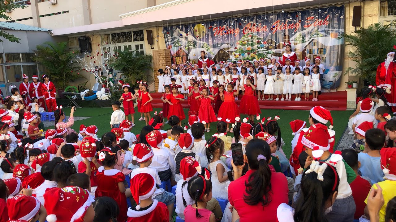 Ông già Noel tặng quà cho các bé trường mầm non Sapa | Phần 2