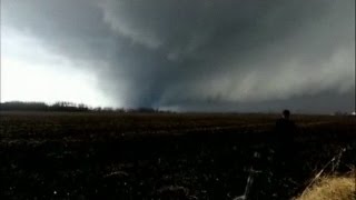 DRAMATIC AMATEUR VIDEO SHOWS A TORNADO IN THE US MIDWEST - BBC NEWS