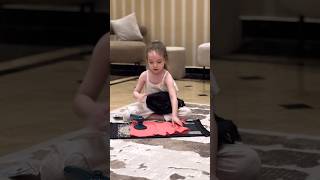 بدها تكوي في لعبتها وتكسب فلوس   سمعها