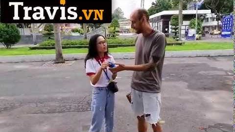 Dùng Máy Phiên Dịch Travis Touch Go 2020 Giao Tiếp Người Nga Ở Công Viên | TRAVIS.VN