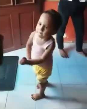 anak kecil joget happy