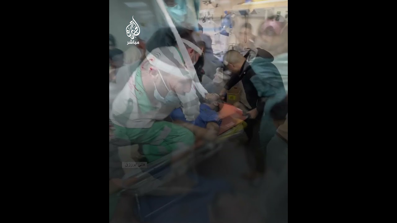 لإنقاذ حياته.. مسعف يحاول إنعاش قلب أحد المصابين بقصف إسرائيلي على دير البلح