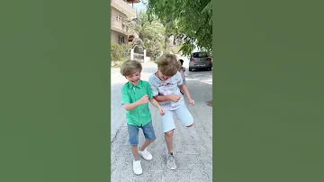اخي سندي انا واخي أيد وحدة للاسف ماعندي غير اخ واخت خبروني كام اخ عندكن حبايبي ربي يخليكن لبعض 