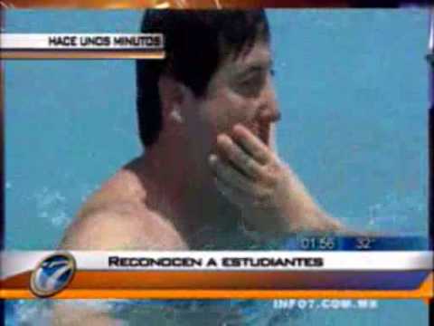 Adalberto Madero se pone a nadar en la alberca del...