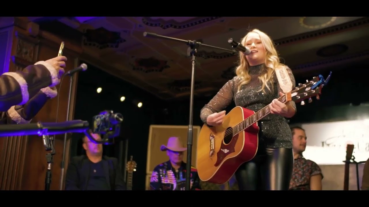 Guarda Audrey Ray Acoustic Sessions | Video 1| Hell To Pay su YouTube Guarda Audrey Ray Acoustic Sessions | Video 1| Hell To Pay su YouTube
