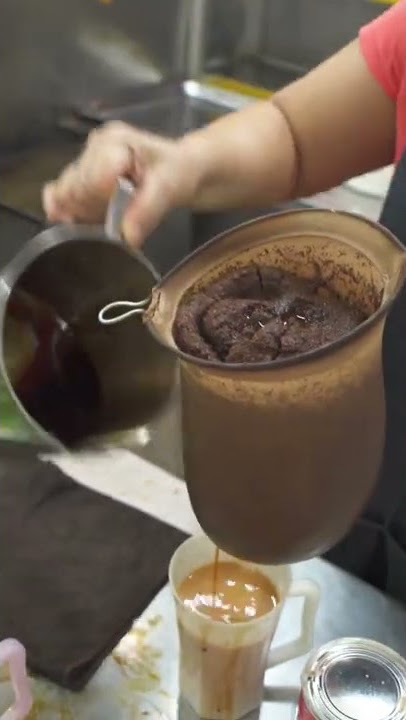 Making DELICIOUS Malaysian Tea Tarik Pulled Milk Tea | Street Food Tour in Kuala Lumpur, Malaysia